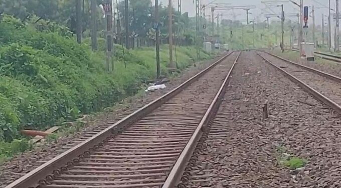 Jamshedpur suicide – परसुडीह में ट्रेन से सामने कूद कर महिला ने दी जान, दो टुकड़ों में बटा शरीर Jamshedpur suicide – परसुडीह में ट्रेन से सामने कूद कर महिला ने दी जान, दो टुकड़ों में बटा शरीर