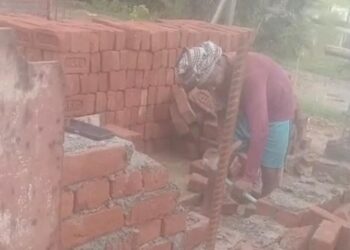 West singhbhum action – चक्रधरपुर में ग्रामीणों की शिकायत पर कार्रवाई, डस्ट से बनी स्कूल भवन की दीवार तोड़ने पहुंचा भवन निर्माण विभाग