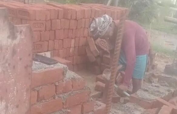 West singhbhum action – चक्रधरपुर में ग्रामीणों की शिकायत पर कार्रवाई, डस्ट से बनी स्कूल भवन की दीवार तोड़ने पहुंचा भवन निर्माण विभाग West singhbhum action – चक्रधरपुर में ग्रामीणों की शिकायत पर कार्रवाई, डस्ट से बनी स्कूल भवन की दीवार तोड़ने पहुंचा भवन निर्माण विभाग
