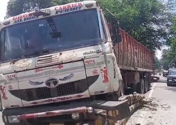 Jamshedpur accident : बिष्टुपुर में बाइक को बचाने में अनियंत्रित ट्रेलर डिवाइडर से टकराई, चालक घायल