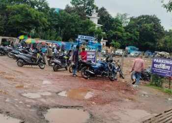 Jamshedpur mgm hospital – एमजीएम अस्पताल के मुख्य गेट पर कीचड़ और धूल से बढ़ी परेशानी, मरीजों को हो रही दिक्कत