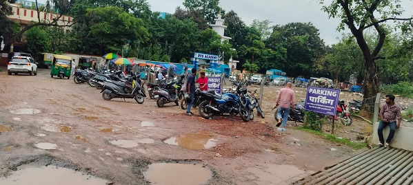 Jamshedpur mgm hospital – एमजीएम अस्पताल के मुख्य गेट पर कीचड़ और धूल से बढ़ी परेशानी, मरीजों को हो रही दिक्कत Jamshedpur mgm hospital – एमजीएम अस्पताल के मुख्य गेट पर कीचड़ और धूल से बढ़ी परेशानी, मरीजों को हो रही दिक्कत