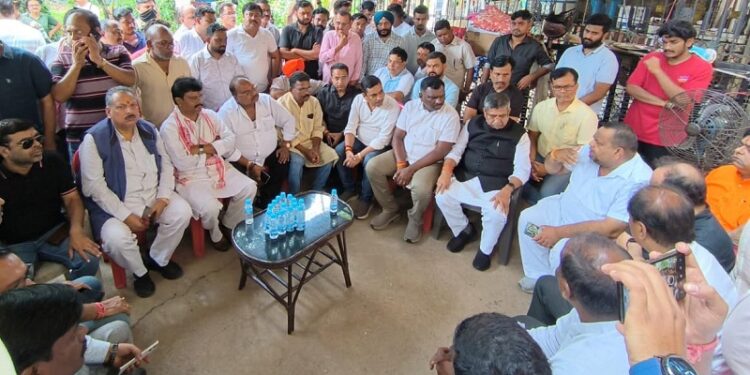 Jamshedpur bistupur dd bar case : बिष्टुपुर डीडी बार कांड में मारे गये हिमांशु के परिजन से मिलने पहुंचे भाजपा के प्रदेश अध्यक्ष आदित्य साहू, प्रत्युष के परिवार से भी की बात, भाजपा की ओर से दिया साथ, बार संचालक नीरज सिंह के मामले में पुलिसिया कार्रवाई को बताया गलत Jamshedpur bistupur dd bar case : बिष्टुपुर डीडी बार कांड में मारे गये हिमांशु के परिजन से मिलने पहुंचे भाजपा के प्रदेश अध्यक्ष आदित्य साहू, प्रत्युष के परिवार से भी की बात, भाजपा की ओर से दिया साथ, बार संचालक नीरज सिंह के मामले में पुलिसिया कार्रवाई को बताया गलत