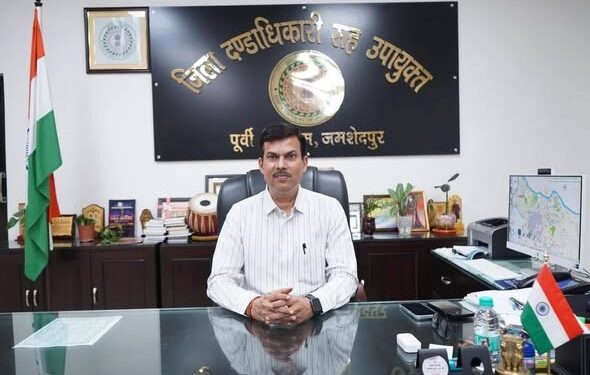 Jamshedpur dc good job : जमशेदपुर में जिला प्रशासन की संवेदनशील पहल, मूकबधिर बालिका को बेहतर उपचार एवं सुरक्षित आवासन कराया गया सुनिश्चित