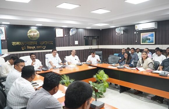 Jamshedpur dc meeting regargding vb-gram : जमशेदपुर के उपायुक्त ने की वीबी ग्राम, पीएम आवास ग्रामीण एवं पीएम जनमन आवास योजनाओं की समीक्षा बैठक, वीबीजी ग्राम के तहत प्रत्येक पंचायत में कम से कम 20 एवं प्रत्येक गांव में 5 योजनाएं संचालित किया जायेगा