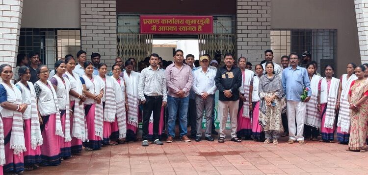 West singhbhum – कुमारडूंगी में आंगनबाड़ी सेविकाओं को मिली ड्रेस, किसानों के बीच उन्नत किस्म के धान बीज का किया वितरण West singhbhum – कुमारडूंगी में आंगनबाड़ी सेविकाओं को मिली ड्रेस, किसानों के बीच उन्नत किस्म के धान बीज का किया वितरण