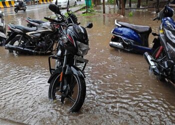 Jamshedpur rain effect : जमशेदपुर में मूसलधार बारिश से जनजीवन प्रभावित, कई इलाकों में जलजमाव, सड़कें बनीं तालाब Jamshedpur rain effect : जमशेदपुर में मूसलधार बारिश से जनजीवन प्रभावित, कई इलाकों में जलजमाव, सड़कें बनीं तालाब