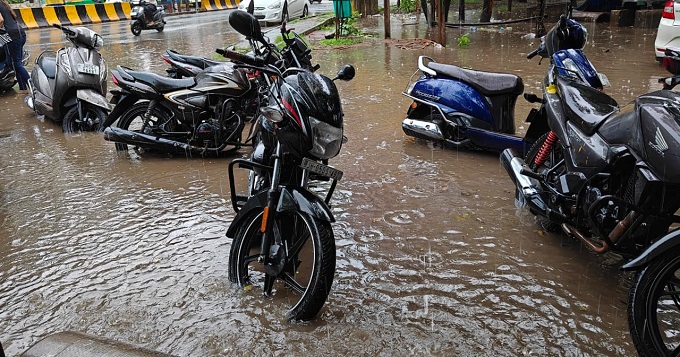 Jamshedpur rain effect : जमशेदपुर में मूसलधार बारिश से जनजीवन प्रभावित, कई इलाकों में जलजमाव, सड़कें बनीं तालाब Jamshedpur rain effect : जमशेदपुर में मूसलधार बारिश से जनजीवन प्रभावित, कई इलाकों में जलजमाव, सड़कें बनीं तालाब