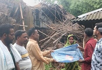 Jamshedpur rural mla initiative: बहरागोड़ा के मानुषमुरिया में बारिश के कारण कई परिवार प्रभावित, विधायक ने तिरपाल उपलब्ध कराया Jamshedpur rural mla initiative: बहरागोड़ा के मानुषमुरिया में बारिश के कारण कई परिवार प्रभावित, विधायक ने तिरपाल उपलब्ध कराया
