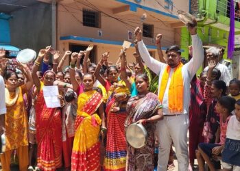 Jamshedpur mango public protest : मानगो में नदी किनारे बसे मकानों को ढहाए जाने के विरोध में बस्तीवासियों ने किया प्रदर्शन, देखिए – video Jamshedpur mango public protest : मानगो में नदी किनारे बसे मकानों को ढहाए जाने के विरोध में बस्तीवासियों ने किया प्रदर्शन, देखिए – video