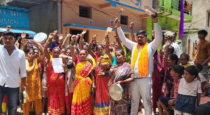 Jamshedpur mango public protest : मानगो में नदी किनारे बसे मकानों को ढहाए जाने के विरोध में बस्तीवासियों ने किया प्रदर्शन, देखिए – video Jamshedpur mango public protest : मानगो में नदी किनारे बसे मकानों को ढहाए जाने के विरोध में बस्तीवासियों ने किया प्रदर्शन, देखिए – video
