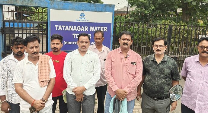Jamshedpur burmamines public issue – बर्मामाइंस में गंदे और बदबूदार पानी से नाराज बस्तीवासी पहुंचे टाटा वाटर प्लांट, स्थायी समाधान करने की मांग