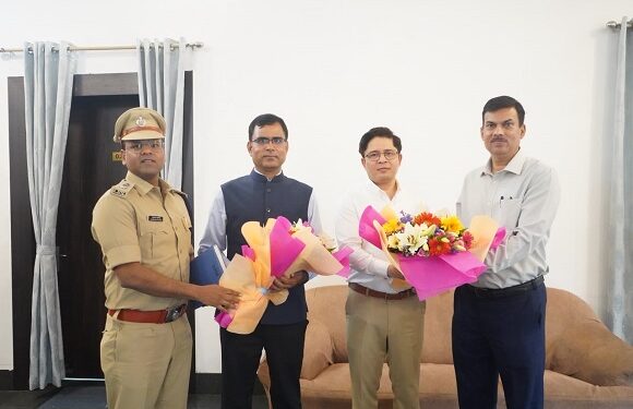 Jamshedpur visit of ifs : भारतीय विदेश सेवा के अधिकारियों का जमशेदपुर आगमन, उपायुक्त एवं वरीय पुलिस अधीक्षक ने किया आत्मीय स्वागत Jamshedpur visit of ifs : भारतीय विदेश सेवा के अधिकारियों का जमशेदपुर आगमन, उपायुक्त एवं वरीय पुलिस अधीक्षक ने किया आत्मीय स्वागत