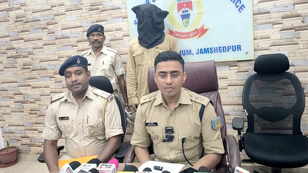 Jamshedpur police action – सिदगोड़ा में 275 पुड़िया ब्राउन शुगर के साथ हिस्ट्रीशीटर गिरफ्तार, महिला अपराधी के साथ मिलकर बेचता था ब्राउन शुगर, देखिए – video Jamshedpur police action – सिदगोड़ा में 275 पुड़िया ब्राउन शुगर के साथ हिस्ट्रीशीटर गिरफ्तार, महिला अपराधी के साथ मिलकर बेचता था ब्राउन शुगर, देखिए – video