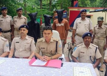 Saraikela police success : सरायकेला पुलिस ने वाहन चोर गिरोह का किया भंडाफोड़, चोरी की पांच बाइक के साथ तीन गिरफ्तार Saraikela police success : सरायकेला पुलिस ने वाहन चोर गिरोह का किया भंडाफोड़, चोरी की पांच बाइक के साथ तीन गिरफ्तार
