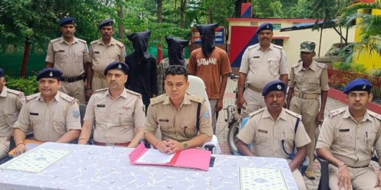 Saraikela police success : सरायकेला पुलिस ने वाहन चोर गिरोह का किया भंडाफोड़, चोरी की पांच बाइक के साथ तीन गिरफ्तार