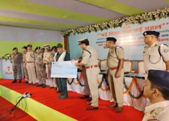 Jharkhand police big success : सारंडा समेत पश्चिम सिंहभूम में सक्रिय 14 और लातेहार के दो नक्सलियों ने किया आत्मसमर्पण, बिखर गया है नक्सलियों का गढ़
