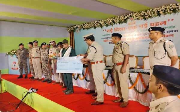 Jharkhand police big success : सारंडा समेत पश्चिम सिंहभूम में सक्रिय 14 और लातेहार के दो नक्सलियों ने किया आत्मसमर्पण, बिखर गया है नक्सलियों का गढ़