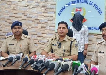 Jamshedpur police action : सीतारामडेरा बस स्टैंड से 16.5 लाख रुपये के गांजा के साथ तस्कर गिरफ्तार, ओडिशा से बिहार लेकर जा रहा था गांजा, देखिए – video