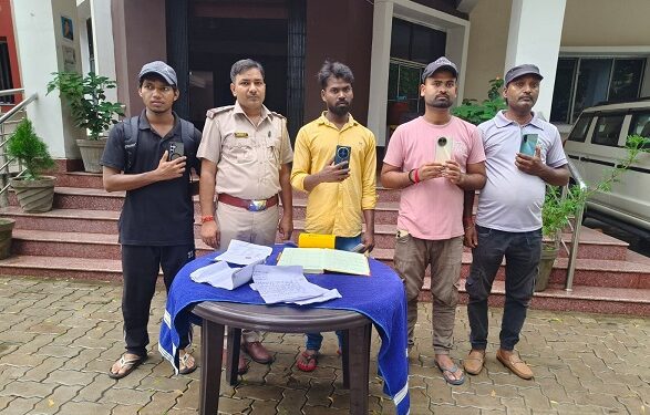 Saraikela chandil police : चांडिल पुलिस ने सीइआइआर पोर्टल से बरामद किए चार गुम मोबाइल, मालिकों को लौटाए Saraikela chandil police : चांडिल पुलिस ने सीइआइआर पोर्टल से बरामद किए चार गुम मोबाइल, मालिकों को लौटाए