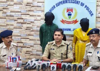 Jamshedpur police action – सीतारामडेरा में महिला ड्रग्स पैडलर समेत तीन पकड़ाये, दोनों बेटे के साथ घर से कर रही थी डीलिंग Jamshedpur police action – सीतारामडेरा में महिला ड्रग्स पैडलर समेत तीन पकड़ाये, दोनों बेटे के साथ घर से कर रही थी डीलिंग