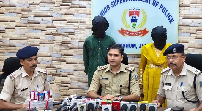 Jamshedpur police action – सीतारामडेरा में महिला ड्रग्स पैडलर समेत तीन पकड़ाये, दोनों बेटे के साथ घर से कर रही थी डीलिंग Jamshedpur police action – सीतारामडेरा में महिला ड्रग्स पैडलर समेत तीन पकड़ाये, दोनों बेटे के साथ घर से कर रही थी डीलिंग