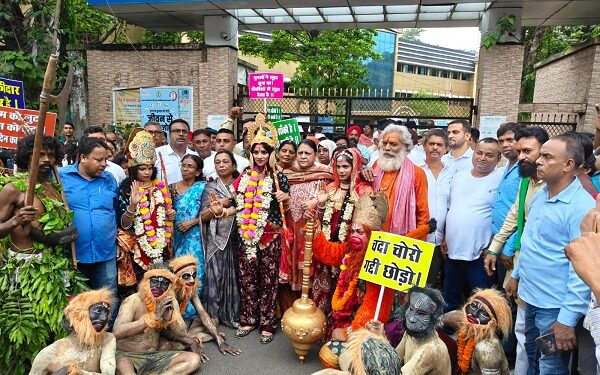 Jamshedpur public protest : अयोध्या राम मंदिर चंदा चोरी के खिलाफ सामाजिक संगठनों और आम लोगों का आंदोलन शुरू, साकची आम बगान से डीसी ऑफिस तक निकली विशाल रैली, देखिए – video Jamshedpur public protest : अयोध्या राम मंदिर चंदा चोरी के खिलाफ सामाजिक संगठनों और आम लोगों का आंदोलन शुरू, साकची आम बगान से डीसी ऑफिस तक निकली विशाल रैली, देखिए – video