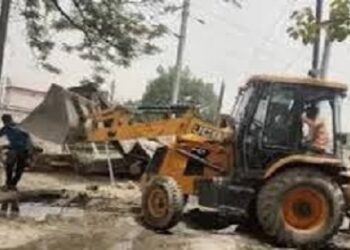 Tatanagar railway encroachment removal drive : बारीगोड़ा में रेलवे की जमीन से अतिक्रमण हटाने की कार्रवाई शुरू, अवैध कब्जाधारियों को दिया नोटिस, 15 दिनों में खाली करने का आदेश