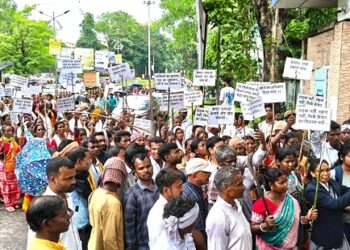 Jamshedpur rural villagers protest : ओड़िया पंचायत के ग्रामीणों ने पत्थर खदान के खिलाफ उपायुक्त कार्यालय पर किया प्रदर्शन, खनन कार्य पर तत्काल रोक लगाने की मांग, देखिए – video
