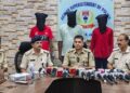 Jamshedpur police action : गोलमुरी फायरिंग मामले का खुलासा, दो हिस्ट्रीशीटर सहित तीन गिरफ्तार, रंगदारी के लिए हुई थी फायरिंग, देसी कट्टा व खोखा बरामद, देखिए – video