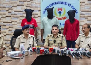 Jamshedpur police action : गोलमुरी फायरिंग मामले का खुलासा, दो हिस्ट्रीशीटर सहित तीन गिरफ्तार, रंगदारी के लिए हुई थी फायरिंग, देसी कट्टा व खोखा बरामद, देखिए – video