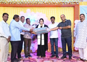 Jamshedpur school teacher farewell : विदेशी कंपनी में चयन पर राइजिंग सन इंग्लिश स्कूल की प्रधानाध्यापिका लुबना नूर खान को दी भावभीनी विदाई Jamshedpur school teacher farewell : विदेशी कंपनी में चयन पर राइजिंग सन इंग्लिश स्कूल की प्रधानाध्यापिका लुबना नूर खान को दी भावभीनी विदाई