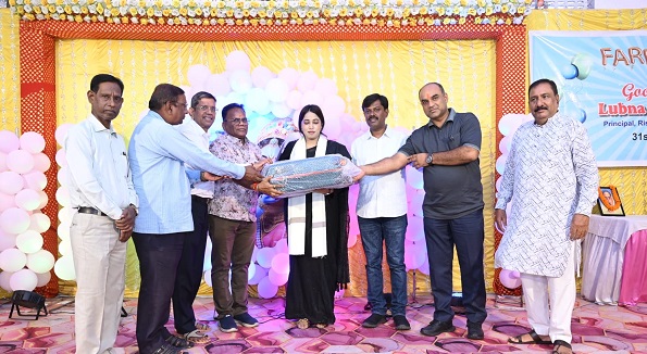 Jamshedpur school teacher farewell : विदेशी कंपनी में चयन पर राइजिंग सन इंग्लिश स्कूल की प्रधानाध्यापिका लुबना नूर खान को दी भावभीनी विदाई Jamshedpur school teacher farewell : विदेशी कंपनी में चयन पर राइजिंग सन इंग्लिश स्कूल की प्रधानाध्यापिका लुबना नूर खान को दी भावभीनी विदाई