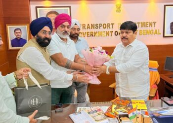 Jamshedpur transporter meets Bengal minister : बंगाल के परिवहन मंत्री से मिले जमशेदपुर के ट्रांसपोर्टर, अतिरिक्त टैक्स वसूलने का कड़ा विरोध, मंत्री ने दिया ठोस कार्रवाई का आश्वासन Jamshedpur transporter meets Bengal minister : बंगाल के परिवहन मंत्री से मिले जमशेदपुर के ट्रांसपोर्टर, अतिरिक्त टैक्स वसूलने का कड़ा विरोध, मंत्री ने दिया ठोस कार्रवाई का आश्वासन