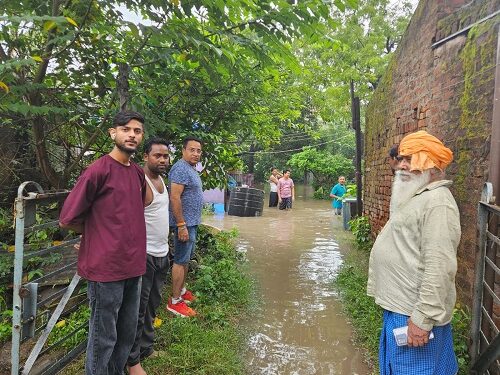 Jamshedpur water logging : बर्मामाइंस के इस्ट प्लांट बस्ती के जलमग्न इलाके का भाजपा के प्रदेश कार्यसमिति सदस्य कुलवंत सिंह बंटी ने लिया जायजा, टाटा स्टील यूआइएसएल के जीएम से की बात