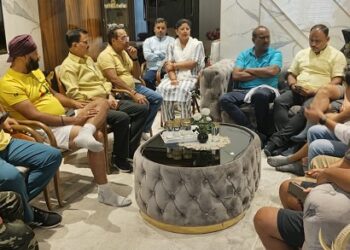 Jamshedpur dd bar murder case : बिष्टुपुर डीडी बार कांड में भाजपा नेता नीरज सिंह के खिलाफ पुलिसिया कार्रवाई के खिलाफ भाजपा गोलबंद, भाजपा और जदयू नेता नीरज के घर पहुंचे, पूर्व सीएम बाबूलाल मरांडी ने बताया यह जंगल राज है, देखिये – video Jamshedpur dd bar murder case : बिष्टुपुर डीडी बार कांड में भाजपा नेता नीरज सिंह के खिलाफ पुलिसिया कार्रवाई के खिलाफ भाजपा गोलबंद, भाजपा और जदयू नेता नीरज के घर पहुंचे, पूर्व सीएम बाबूलाल मरांडी ने बताया यह जंगल राज है, देखिये – video