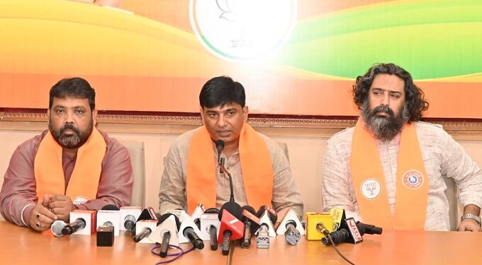 Jharkhand bjp attack government : झारखंड भाजपा का हेमंत सरकार पर बड़ा हमला, मांग – निवेश को लेकर पिछले विदेश यात्रा पर श्वेत पत्र जारी करे हेमंत सरकार Jharkhand bjp attack government : झारखंड भाजपा का हेमंत सरकार पर बड़ा हमला, मांग – निवेश को लेकर पिछले विदेश यात्रा पर श्वेत पत्र जारी करे हेमंत सरकार