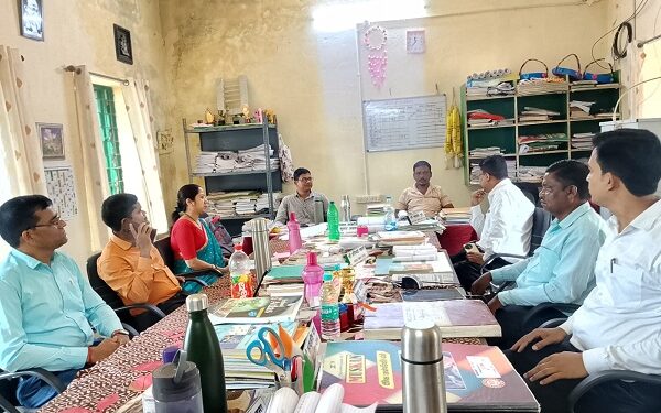 Jamshedpur rural – मानुषमुरिया प्लस टू विद्यालय में मुखिया ने शिक्षकों के साथ की बैठक, बिना सूचना के कोई भी कार्य नहीं करने का दिया निर्देश Jamshedpur rural – मानुषमुरिया प्लस टू विद्यालय में मुखिया ने शिक्षकों के साथ की बैठक, बिना सूचना के कोई भी कार्य नहीं करने का दिया निर्देश