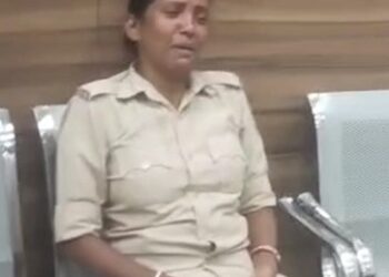 Jamshedpur home guard issue : पांच महीने से मानदेय नहीं मिलने पर एमजीएम अस्पताल में फूट-फूटकर रोई महिला होमगार्ड, बोलीं- ‘पैसा दिला दीजिए, नहीं तो मर जाएंगे’, देखिए – video Jamshedpur home guard issue : पांच महीने से मानदेय नहीं मिलने पर एमजीएम अस्पताल में फूट-फूटकर रोई महिला होमगार्ड, बोलीं- ‘पैसा दिला दीजिए, नहीं तो मर जाएंगे’, देखिए – video