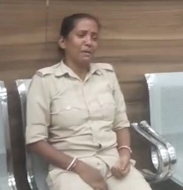 Jamshedpur home guard issue : पांच महीने से मानदेय नहीं मिलने पर एमजीएम अस्पताल में फूट-फूटकर रोई महिला होमगार्ड, बोलीं- ‘पैसा दिला दीजिए, नहीं तो मर जाएंगे’, देखिए – video Jamshedpur home guard issue : पांच महीने से मानदेय नहीं मिलने पर एमजीएम अस्पताल में फूट-फूटकर रोई महिला होमगार्ड, बोलीं- ‘पैसा दिला दीजिए, नहीं तो मर जाएंगे’, देखिए – video