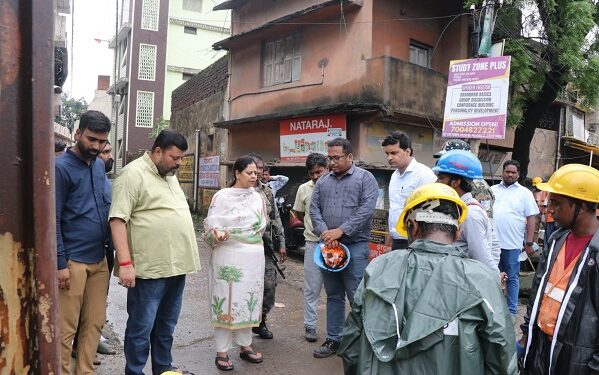 Jamshedpur mango nagar nigam : मानगो नगर निगम के मेयर सुधा गुप्ता की पहल रंग लाई, टाटा स्टील यूआइएसएल ने मानगो में शुरू कराया नालियों की सफाई अभियान
