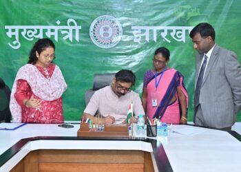 Jharkhand cm hemant soren sir : मुख्यमंत्री हेमन्त सोरेन ने राज्य के पात्र मतदाताओं से ससमय एसआईआर प्रपत्र भरकर सत्यापन कराने की अपील की, मुख्यमंत्री हेमन्त सोरेन ने स्वयं भरा एसआईआर प्रपत्र, लोकतांत्रिक प्रक्रिया में सहभागिता का दिया संदेश