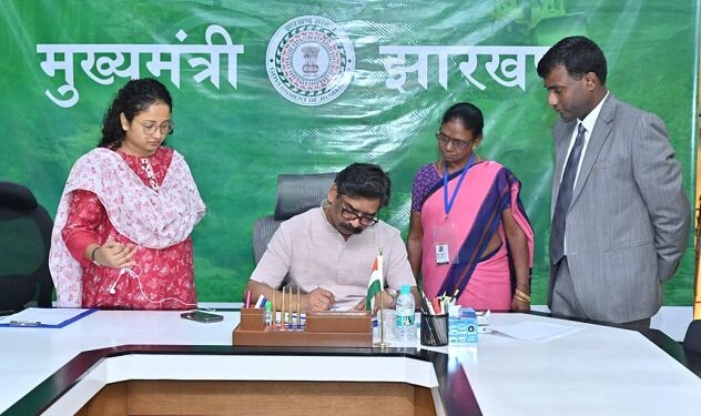 Jharkhand cm hemant soren sir : मुख्यमंत्री हेमन्त सोरेन ने राज्य के पात्र मतदाताओं से ससमय एसआईआर प्रपत्र भरकर सत्यापन कराने की अपील की, मुख्यमंत्री हेमन्त सोरेन ने स्वयं भरा एसआईआर प्रपत्र, लोकतांत्रिक प्रक्रिया में सहभागिता का दिया संदेश Jharkhand cm hemant soren sir : मुख्यमंत्री हेमन्त सोरेन ने राज्य के पात्र मतदाताओं से ससमय एसआईआर प्रपत्र भरकर सत्यापन कराने की अपील की, मुख्यमंत्री हेमन्त सोरेन ने स्वयं भरा एसआईआर प्रपत्र, लोकतांत्रिक प्रक्रिया में सहभागिता का दिया संदेश