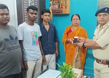 Jamshedpur police : सुंदरनगर पुलिस ने लौटाये गुम मोबाइल, लोगों के चेहरे पर लौटी खुशी