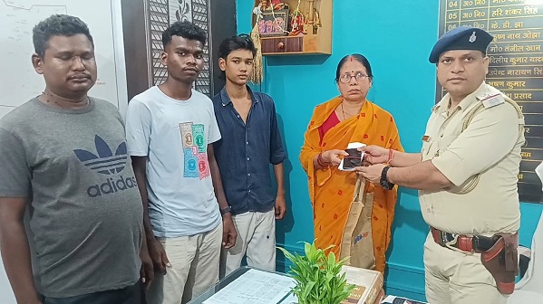 Jamshedpur police : सुंदरनगर पुलिस ने लौटाये गुम मोबाइल, लोगों के चेहरे पर लौटी खुशी Jamshedpur police : सुंदरनगर पुलिस ने लौटाये गुम मोबाइल, लोगों के चेहरे पर लौटी खुशी