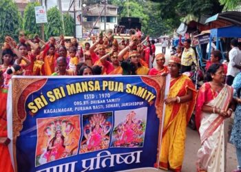 Jamshedpur mandir : सोनारी में मां मनसा मंदिर की हुई प्राण-प्रतिष्ठा, गाजे-बाजे के साथ महिलाओं ने कलश यात्रा में लिया हिस्सा Jamshedpur mandir : सोनारी में मां मनसा मंदिर की हुई प्राण-प्रतिष्ठा, गाजे-बाजे के साथ महिलाओं ने कलश यात्रा में लिया हिस्सा