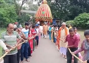 Jamshedpur rathyatra : जमशेदपुर में घुरती रथयात्रा का हुआ आयोजन, मौसीबाड़ी से वापस लौटे भगवान जगन्नाथ, झूमे श्रद्धालु Jamshedpur rathyatra : जमशेदपुर में घुरती रथयात्रा का हुआ आयोजन, मौसीबाड़ी से वापस लौटे भगवान जगन्नाथ, झूमे श्रद्धालु