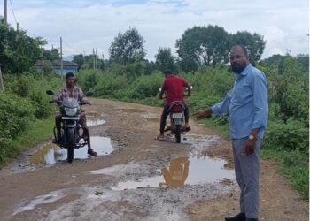 Jamshedpur rural road issue : बालिजुडी से बासिला तक बरसात में सड़क बनी तालाब, राहगीरों का चलना हुआ मुश्किल
