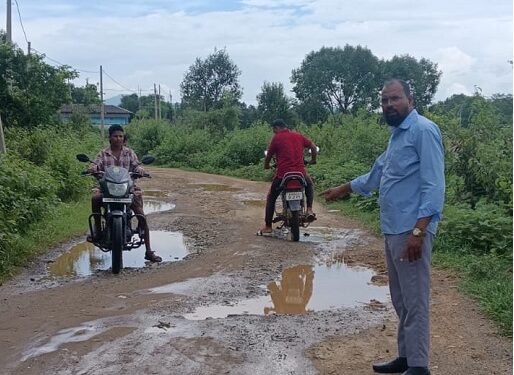 Jamshedpur rural road issue : बालिजुडी से बासिला तक बरसात में सड़क बनी तालाब, राहगीरों का चलना हुआ मुश्किल Jamshedpur rural road issue : बालिजुडी से बासिला तक बरसात में सड़क बनी तालाब, राहगीरों का चलना हुआ मुश्किल