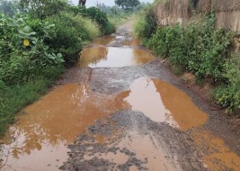 Jamshedpur rural road issue – हाइवे खड़िया कॉलोनी से बड़ाखूर्शी गिधिबिल तक सड़क बदहाल, बारिश से राहगीरों की बढ़ी परेशानी